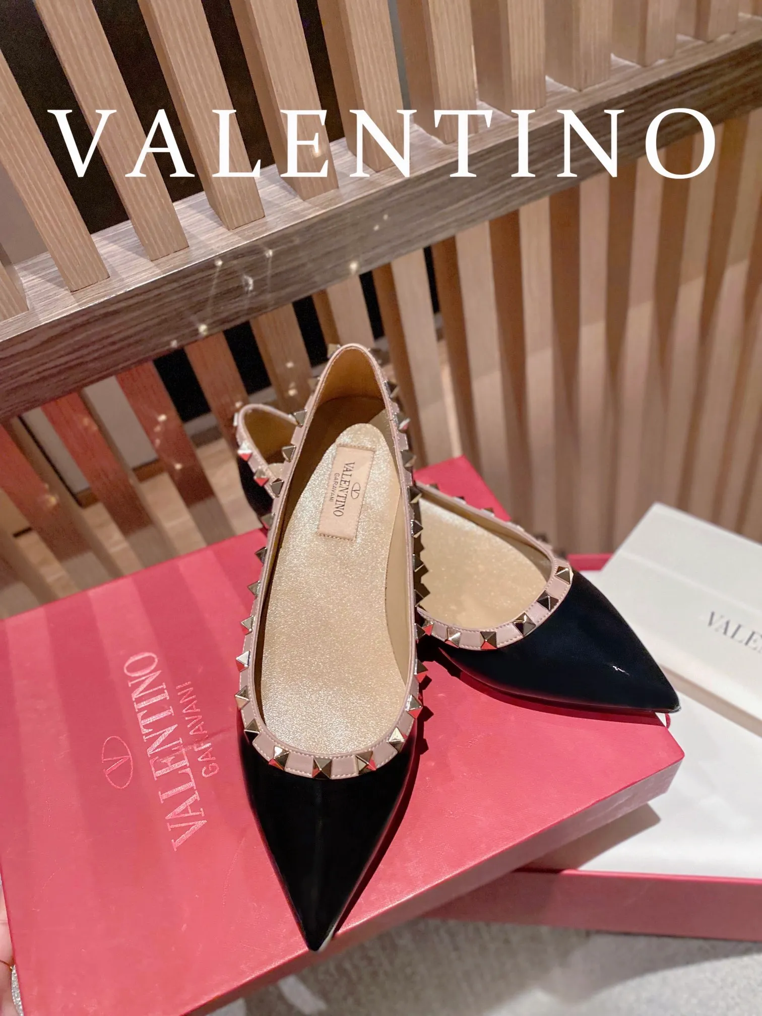 👟👟Ex-factory price 520👟👟Women's shoes, women's clothing, women's shoes, women's clothing 𝙑𝙖𝙡𝙚𝙣𝙩𝙞𝙣𝙤/Valentino𝙑𝙏 🎁Latest colors😍ʚ😊ɞ has been an Italian national treasure brand since the 1960s. Timeless and deeply rooted in people's hearts❤ Never out of date. One of the must-have items 〰 ɪɴѓᴏʀᴍᴀᴛɪᴏɴ 〰♡ There are many colors for you to choose from💝Original molded electric rivets (non-oxidized) High-end customized imported cowhide➠Mirror patent leather❗️Details in place🆚Exclusive color card💯Comfortable sheepskin lining✅Imported Italian leather outsole🇮🇹 Code number: 35-39 (34.40.41.42) additionally customized♡♡